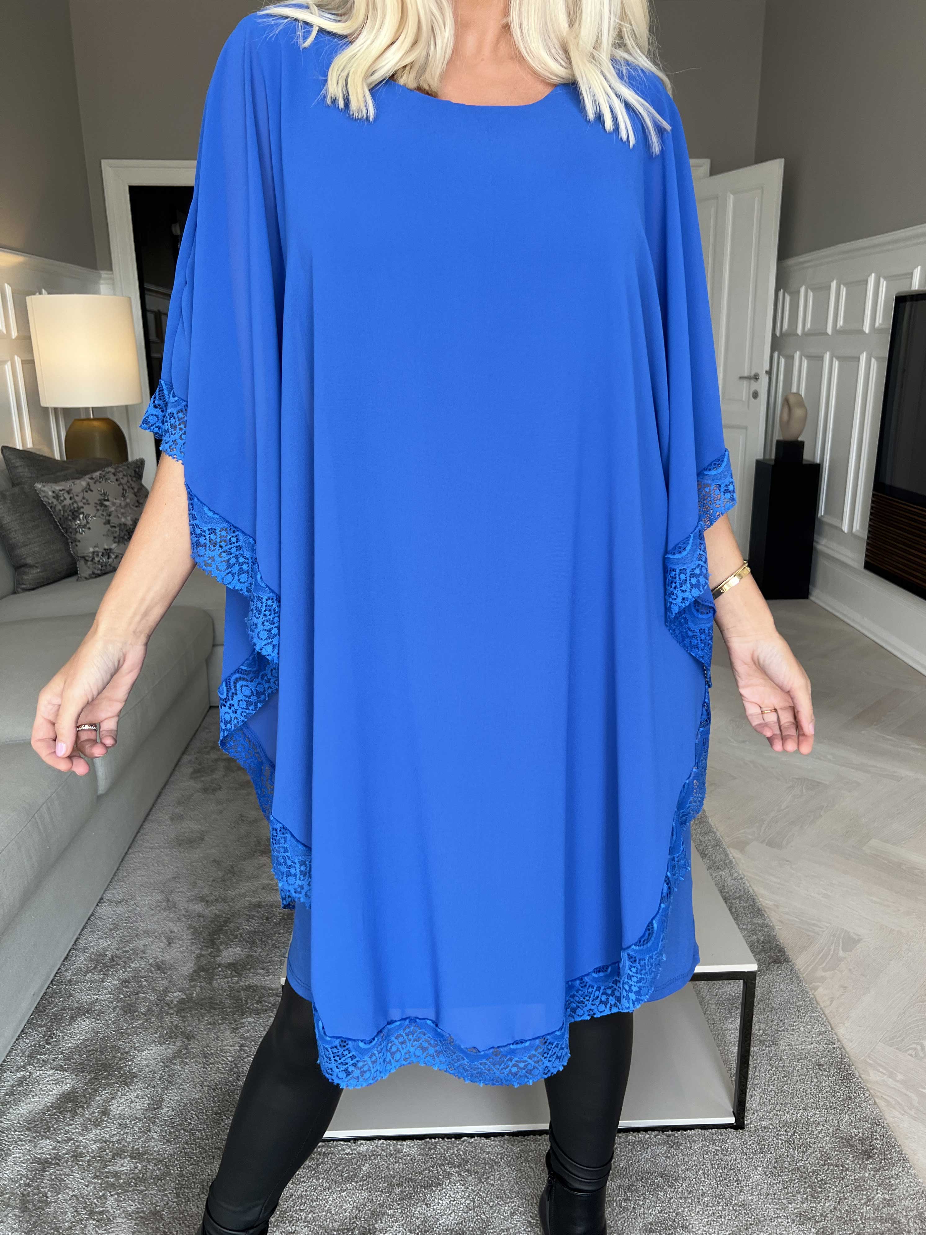 Kenya Edge - Tunikaklänning med chiffonglager och spetskant